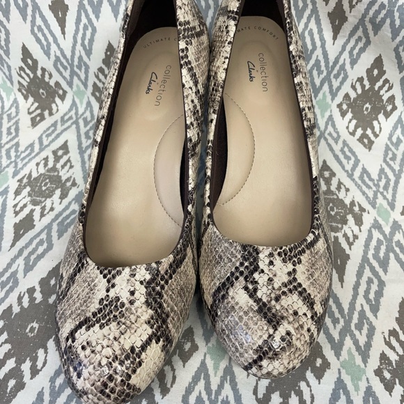 Clarks Illeana Tulip
Pointed Toe Pump Taupe
Snake Synthetic - Picture 2 of 7